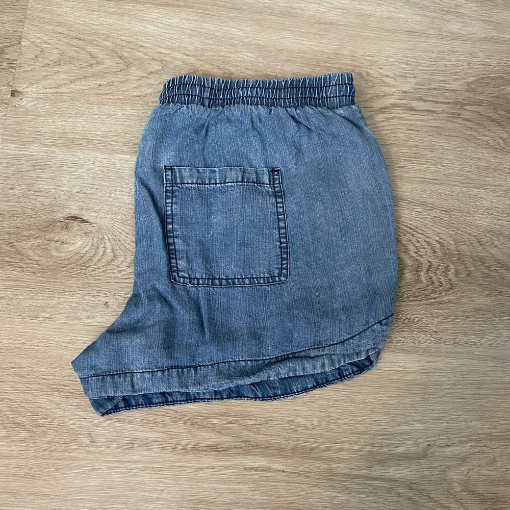 Universal Thread Shorts - Picture 2 of 3